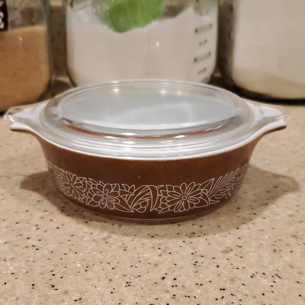 Vtg Pyrex dish with lid 8" 500ml